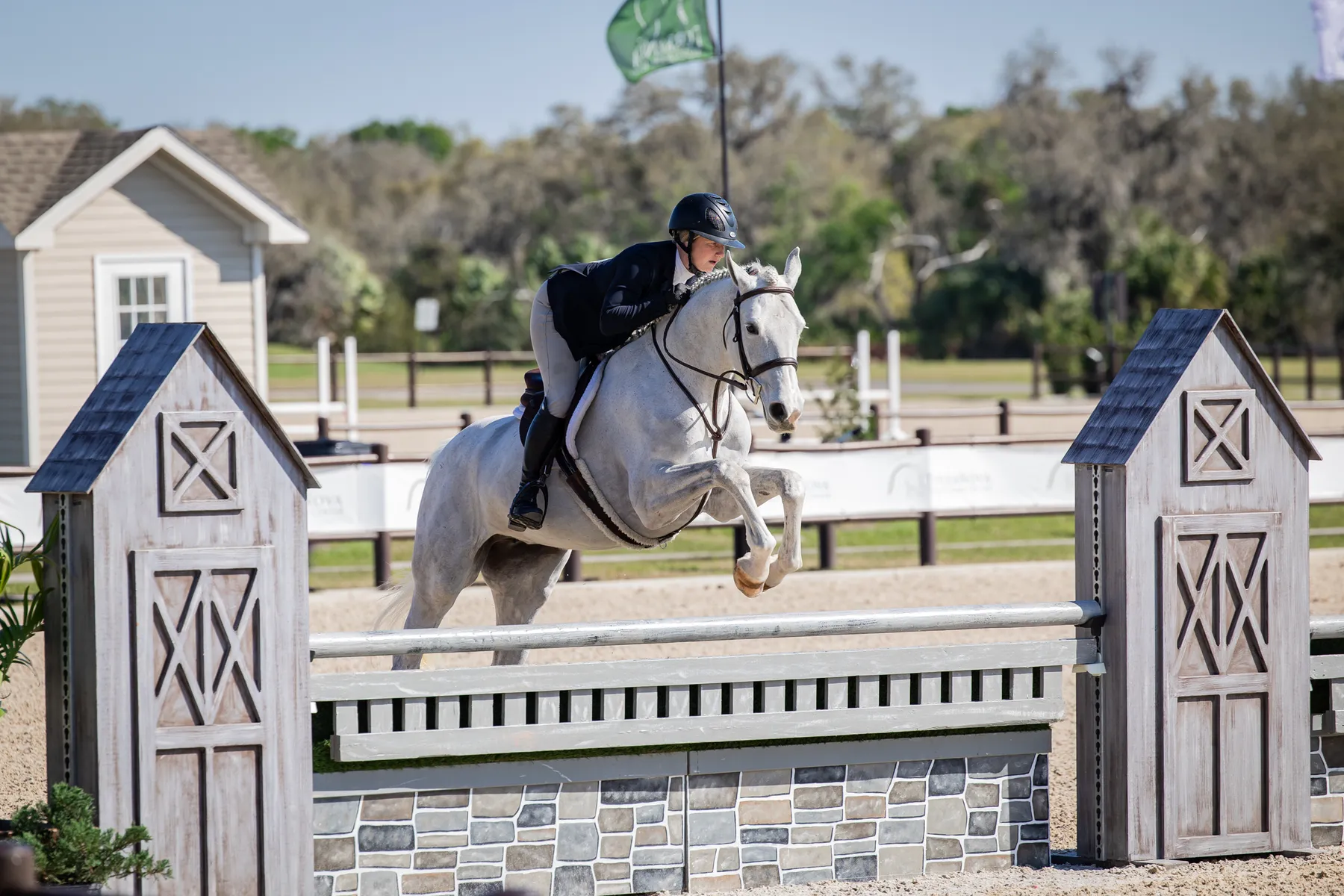 Emily Smith riding Vera Vita to win the USHJA National Hunter Derby at TerraNova