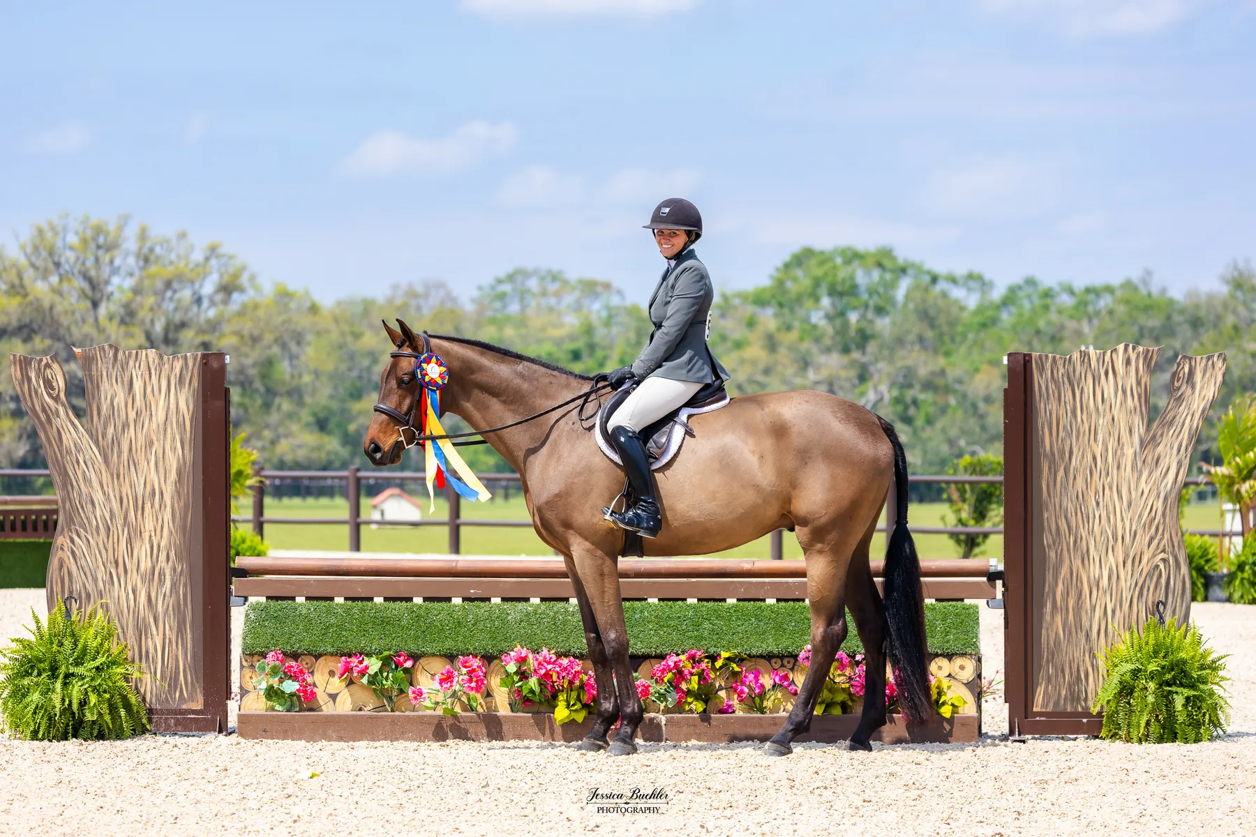 Mackenzie Suffy riding Feinders Keepers in the $5,000 TerraNova Young Hunter Final